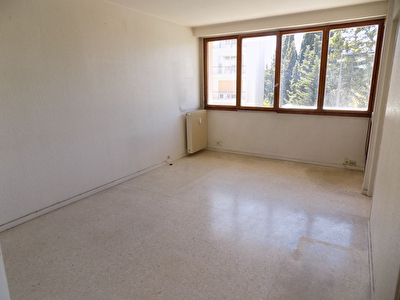 Cannes Stanislas 4 pieces a renover avec terrasse