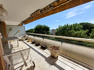 Le Cannet Mont Joli traversant 3 pieces parking terrasse et cave
