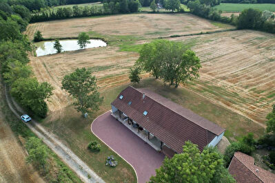 Magnifique propriete au calme avec plus de 3.5 hectares de terrain