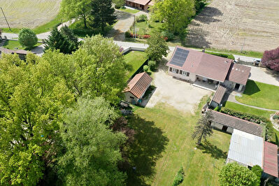 Agreable ferme avec plus de 6000m2 de terrain au calme !