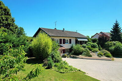 Maison proche de LOUHANS et de toutes commodites avec 3 chambres.