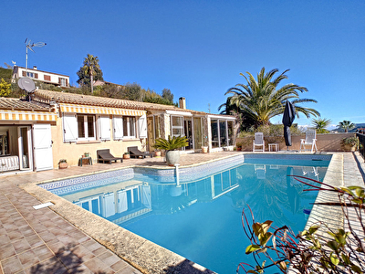 Maison individuelle sur 800m2 de terrain avec piscine et splendide vue