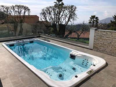A 10mn de menton dans un environnement tres residentiel tres belle villa avec vue mer secteur tres coame.