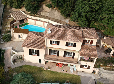 Villa avec piscine et dependances