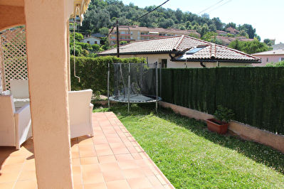 A 5mn du bord de mer de Roquebrune cap Martin , tres jolie Maison mitoyenne 5/6 pieces 150 m2 , parking a deux pas des commerces