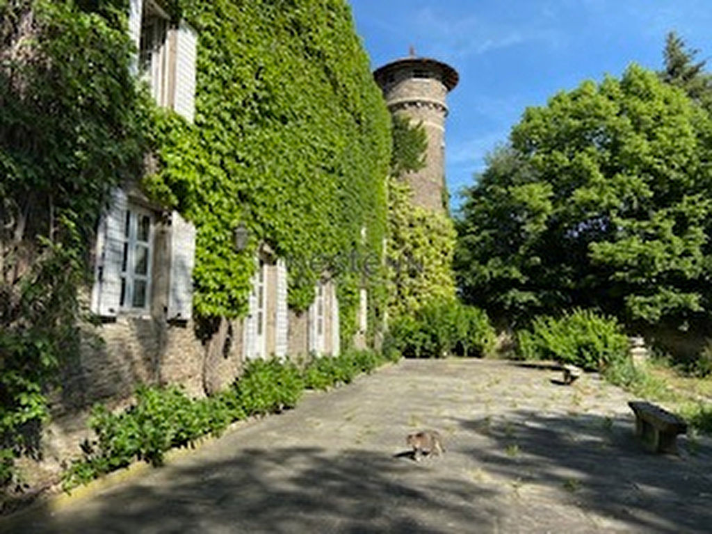 Beauvallon Chateau du XVeme 350m2 sur parc de 4 900m2