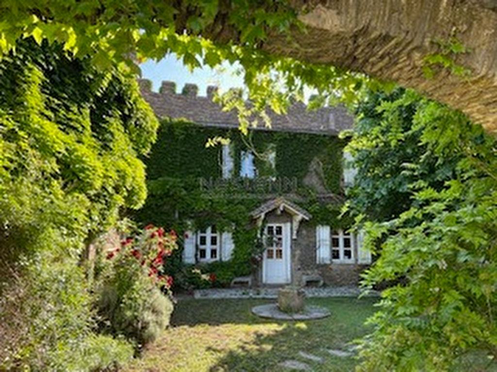 Beauvallon Chateau du XVeme 350m2 sur parc de 4 900m2