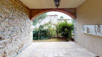 MORNANT DUPLEX Bourgeois dans corps de ferme - 2 chambres +mezzanine +Jardin 750m2