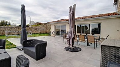 Saint Laurent D'agny FERME en pierres , restauree ,146m2 5 pieces 3chambres 2320 m2
