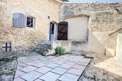 Maison Grans 2 pieces 51 m2 avec cour