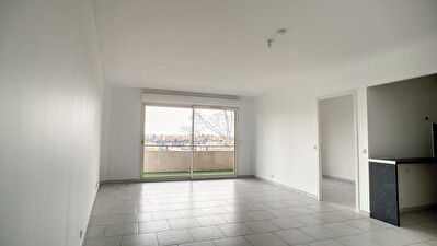 APPARTEMENT 4 PIECES AVEC TERRASSE EXPOSEE SUD PROCHE DES COMMODITES