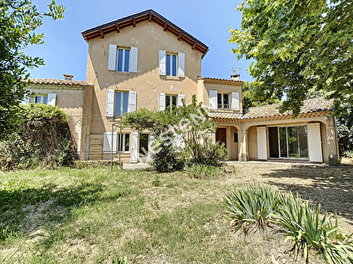 SALON DE PROVENCE - Maison 9 pieces - 204 m2 - Proche de toutes commodites