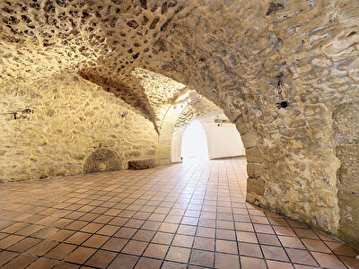 PELISSANNE - Local commercial 151 m2 - Centre-Ville - Bail tous commerces -