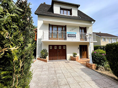 MAISON TRADITIONNELLE AU CALME AVEC TOUT A PIEDS
