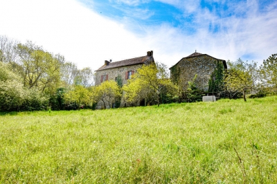 Maison de campagne construite en 1893, murs en granit et ardoises avec dependances, 110 m2 habitables, 6 pieces, 1 hectare