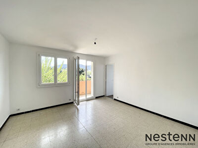 Agreable T3 lumineux avec vue sur les collines et a proximite du centre-ville.