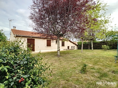 A vendre maison de plain pied de 90 m2 avec garage et jardin.