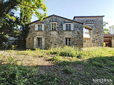 A vendre Maison en pierre de 160 m2 avec de spacieuses dependances