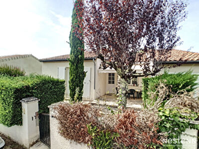 A vendre maison de 3 chambres avec garage et jardin proche de commerces