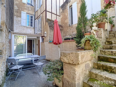 A vendre maison en pierre sur 2 etages avec 4 chambres et cour interieure