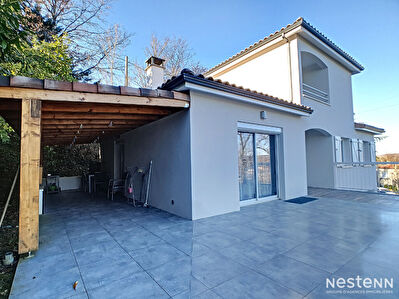 A vendre maison contemporaine de 114 m2 avec sous-sol, garage et jardin