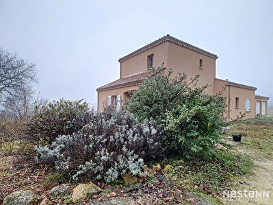 A vendre maison recente de 4 chambres avec garage et jardin sur une parcelle de 5180 m2