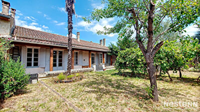 A Vendre Maison de ville en pierre de 120 m2 avec garages en rez-de-chaussee et jardin a Condom