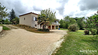 A vendre Maison de trois chambres avec jardin, sous-sol et dependance au coeur de Condom