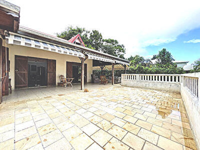 A VENDRE MAISON 6 CHAMBRES a BLONZAC GOYAVE