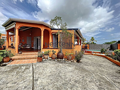 A VENDRE VILLA F5 AVEC PISCINE ET GARAGE A CONVENANCE BAIE-MAHAULT