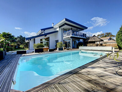 GUJAN-MESTRAS ! Villa d'architecte 7 pieces de 248 m2 sur une parcelle de 2100 m2 avec piscine !