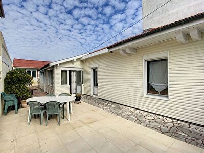 Arcachon Quartier de l'Aiguillon a 300m des plages ! Maison de 91 m2 avec dependance de 53 m2, terrasse et garage !
