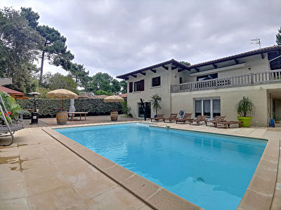RARE ! ENTRE LE GOLF D'ARCACHON ET LES ABATILLES ! Maison de 187 m2 avec piscine sur terrain de 1000 m2
