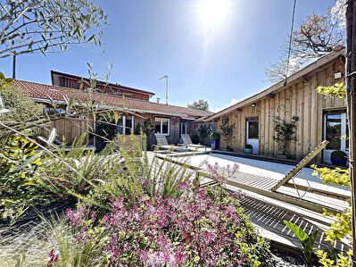 Centre ville de La Teste de Buch ! Maison 6 pieces de 150m2 avec piscine et stationnements !