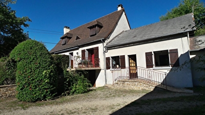 Camping proche d'un village touristique en Dordogne avec deux maisons, grange et piscine sur 11 hec