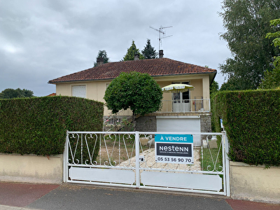 Belle maison sur deux niveaux avec son joli jardin fleuri