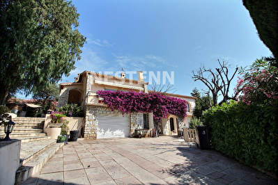 Antibes Villa 8 pieces 280 m2 + studette + piscine + terrain de 2000 m2 + apercu mer