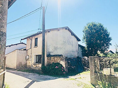 FORT POTENTIEL - BATISSE A RENOVER 80 m2 + DEPENDANCES + TERRAIN