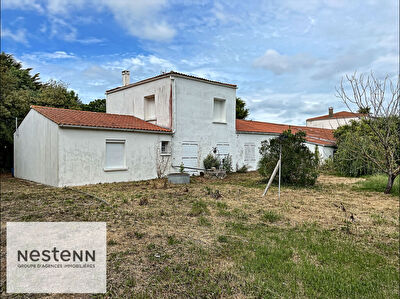 Maison Saint Pierre D'Oleron 180 M2 a renover sur terrain a usage commercial de 2745 M2