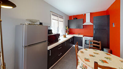 Sainte-Colombe, a 2 pas de la passerelle, appartement 3 pieces avec balcons, garage et cave