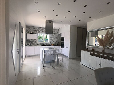 Vienne, maison de plain-pieds environ 115 m2 sur un terrain de 656 m2 avec piscine