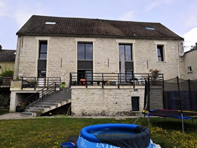 Unique dans un village plus que pris?.