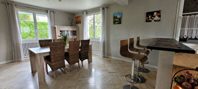 Splendide maison offrant de belles prestations, proche de la N2 et a 30min de CDG.