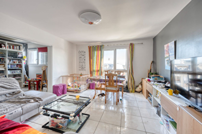 Appartement Yerres 5 pieces 80.25 m2, proche du centre-ville, de la gare, des commerces et des ecoles , comprend une cave et un parking