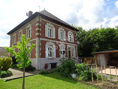 Maison bourgeoise de 183m2 hab dans un village calme assuree