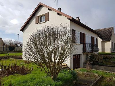 Dans village proche bourg tous commerces, maison a renover, proche anizy le chateau