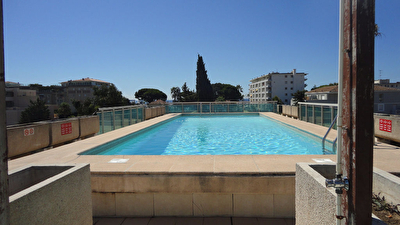 Golfe Juan rez de jardin studio a proche des plages + terrasses + parking privatif + piscine