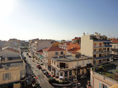 Appartement Le Golfe Juan centre ville 2 pieces 46.14 m2 dernier etage+ balcon + cave