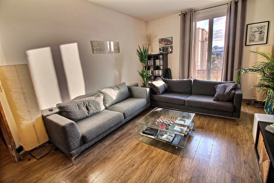 juan les pins : A pied des plages en dernier etage 3 PIECES atypique traversant de 88 m2