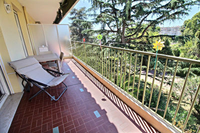 Juan les Pins : 3 pieces a pied des plages + terrasse vue degagee + cave + parking